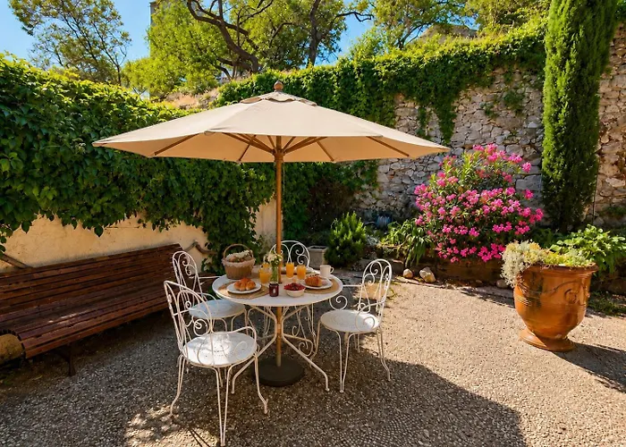 Parenthese Provencale Avec Cour Charme Et Pierre