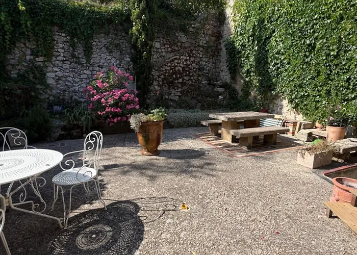 Parenthese Provencale Avec Cour Charme Et Pierre